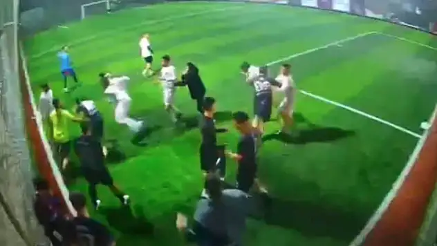 Halı sahada tekme-tokat kavga kameraya yansıdı