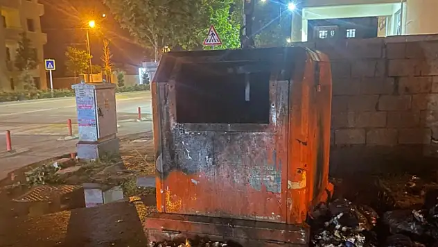 Halilağa Mahallesi'nde çöp konteyneri yakıldı