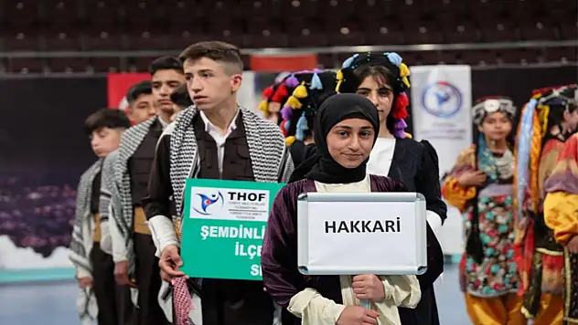Halk oyunları yarışması renkli görüntüler oluşturdu