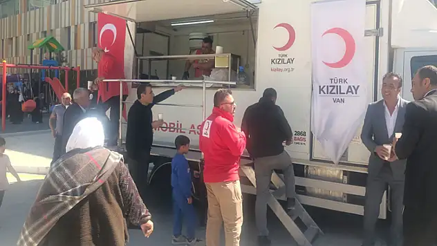 Hasta yakınlarına sıcak çorba, ekmek ve su ikramı