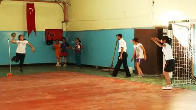 Bayan Hentbol takımı süper lige bileniyor