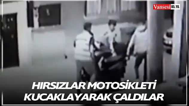Hırsızlar motosikleti kucaklayarak çaldılar
