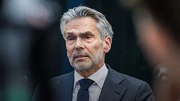 Hollanda'da hükümet dağıldı