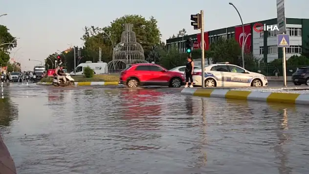 İçme suyu hattı yine patladı: Cadde göle döndü, vatandaş isyanda