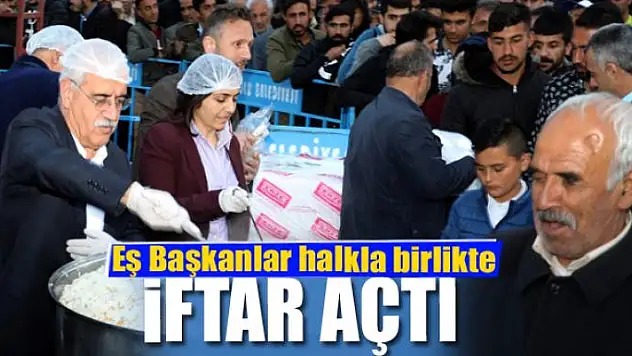 Eş Başkanlar halkla birlikte iftar açtı