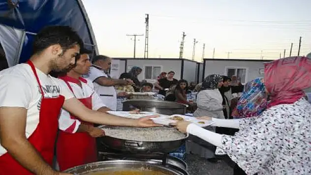 İHH'DAN DEPREMZEDELERE İFTAR