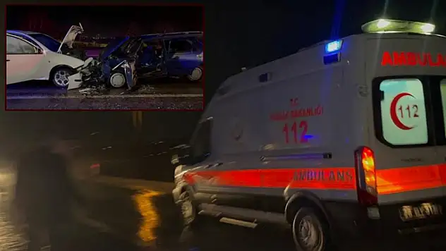 İki araç kafa kafaya çarpışt: 3'ü çocuk 9 yaralı