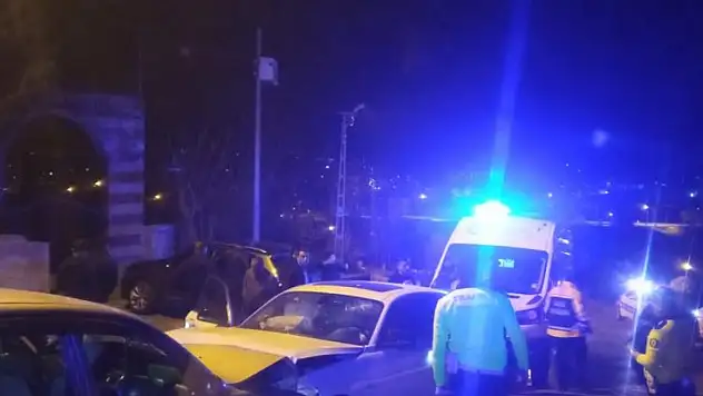 İki araç kafa kafaya çarpıştı