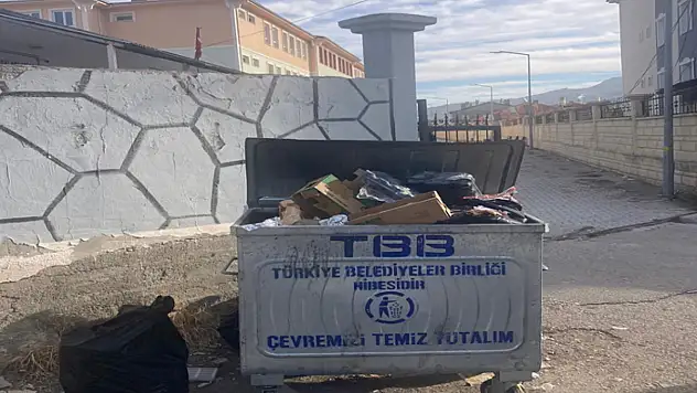 İki okulun önünde sadece 1 çöp konteyneri var