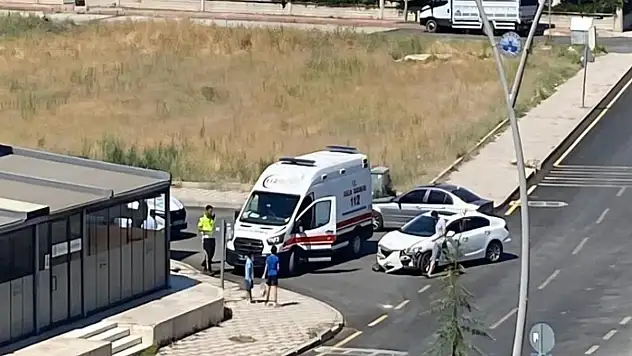 İki otomobil çarpıştı: 1 yaralı