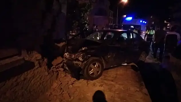 İki otomobil çarpıştı: 3 yaralı