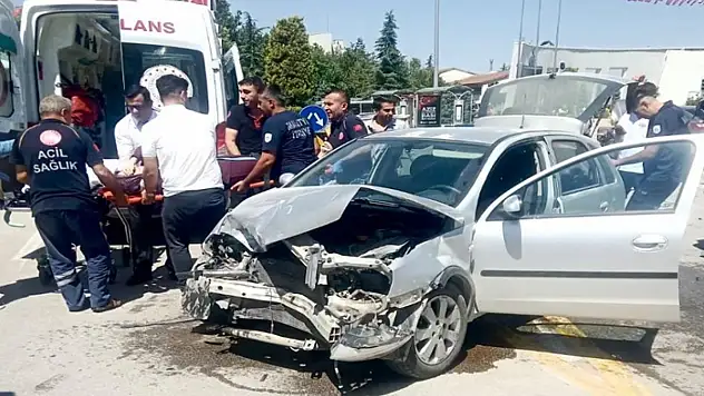 İki otomobil çarpıştı: 4 kişi yaralandı