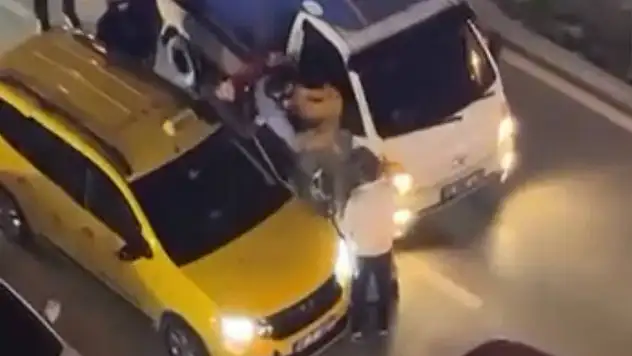 İki sürücü kavgaya tutuştu, trafik kitlendi