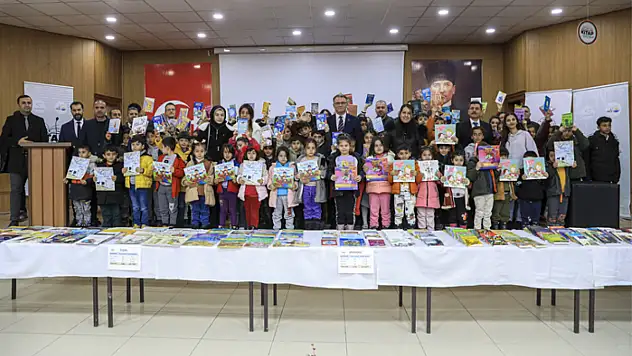 İlkokul ve ortaokul öğrencilerine kitap