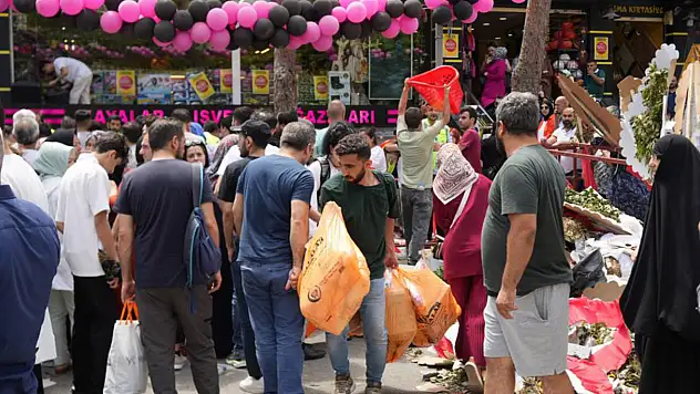 İndirim izdihamı: Vatandaşlar fenalaştı, mağaza öğleden sonra kapandı
