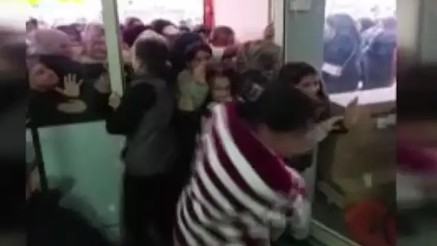 İndirimi gören kadınlar ezilme tehlikesi atlattı