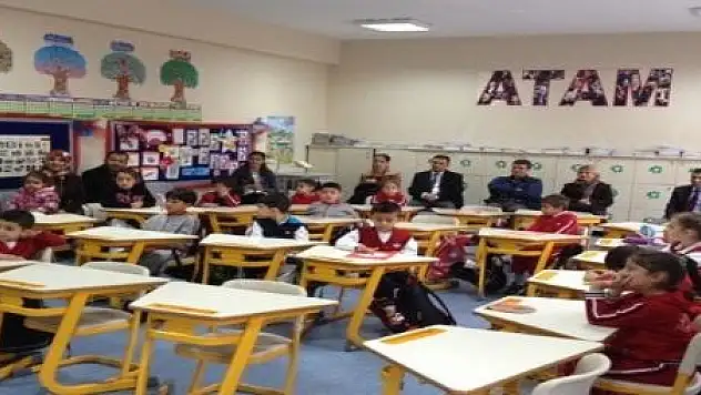 Kolejli Öğrencilerden İngilizce Sunum