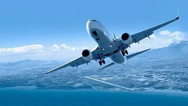 İngiltere'de iki askeri uçağa kırmızı boya sıktılar