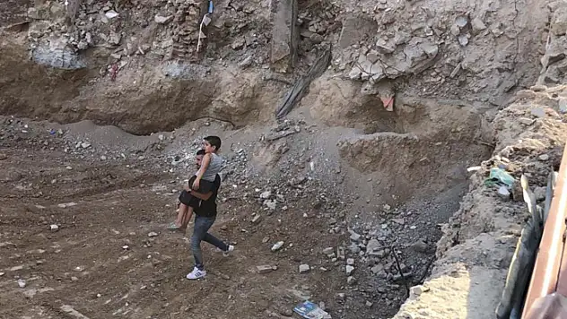 İnşaat çukuruna düşen çocuk kurtarıldı