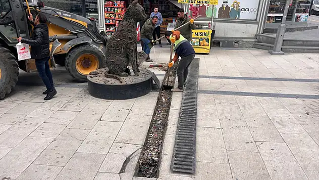 İpekyolu Belediyesi, drenaj hatlarını temizliyor