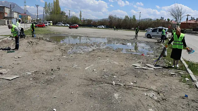 İpekyolu Belediyesi kale girişi ve çevresini temizledi