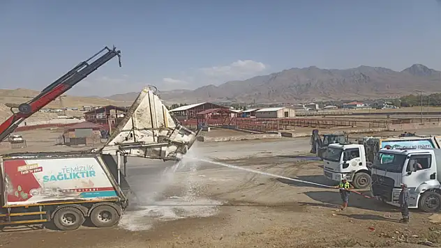 İpekyolu Belediyesi temizlik araçlarını dezenfekte etti