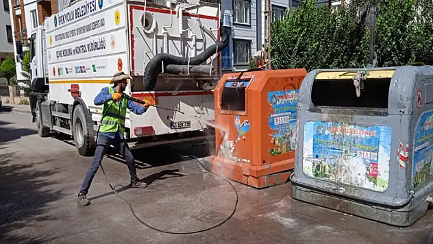İpekyolu'nda çöp konteynerleri yıkandı