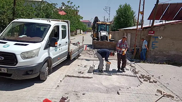 İpekyolu'nda yol ve kaldırım iyileştirme çalışmaları sürüyor