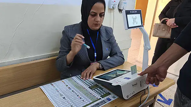 Irak'ta genel seçim için düzenlenen özel oylamaya katılım yüzde 82,42 oldu