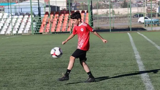 İranlı 'Messi' lakaplı Mohammedreza oynadığı futbolla hayran bırakıyor