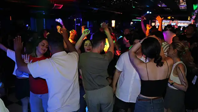 İranlı turistler Van'da eğleniyor