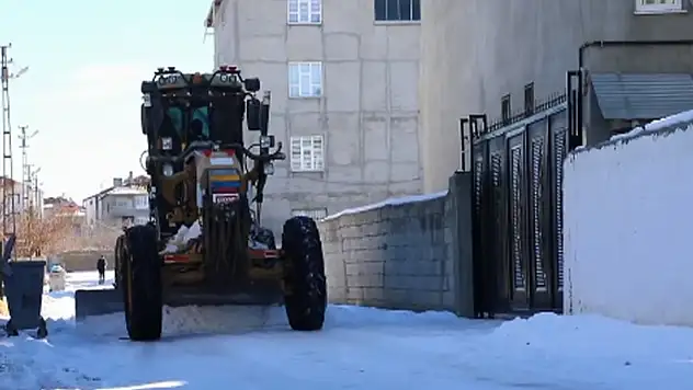 İskele Mahallesi'nde kar temizleme çalışması