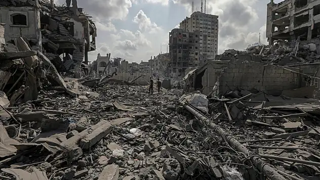 İsrail, sivillerin sığındığı binaya saldırdı