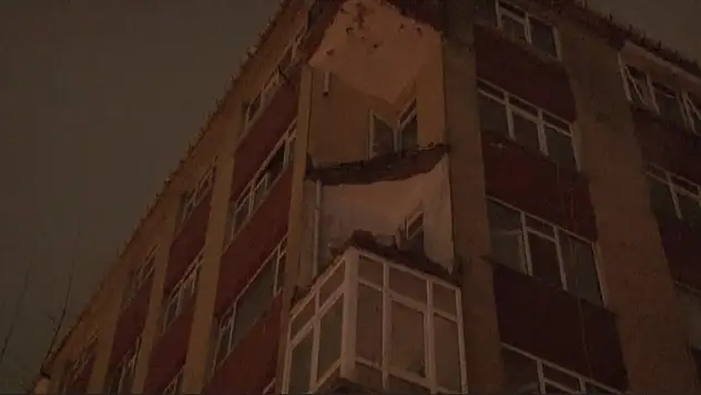 İstanbul'u fırtına vurdu! Ağaçlar devrildi, yol çöktü, balkon yıkıldı