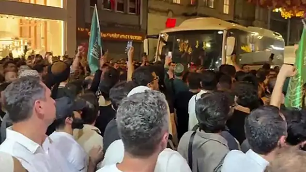 İstiklal Caddesi'nde toplanan grup, Leman dergisini protesto etti
