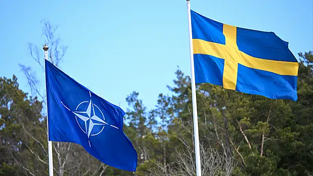 İsveç bayrağı, NATO karargahında göndere çekildi