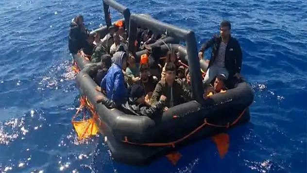 İzmir açıklarında 60 düzensiz göçmen kurtarıldı