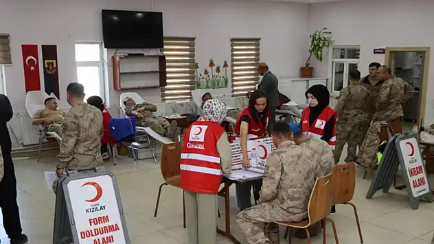 Jandarma personelinden Kızılay'a kan bağışı desteği