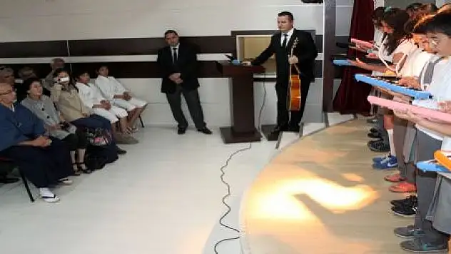 Japon öğrencilerden Sukura şarkısı