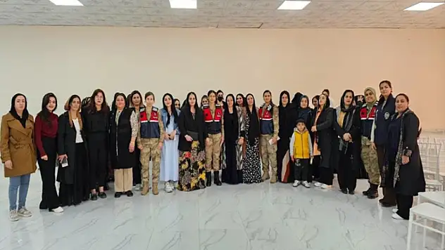 Kadın güvenlik güçlerinden KADES tanıtımı