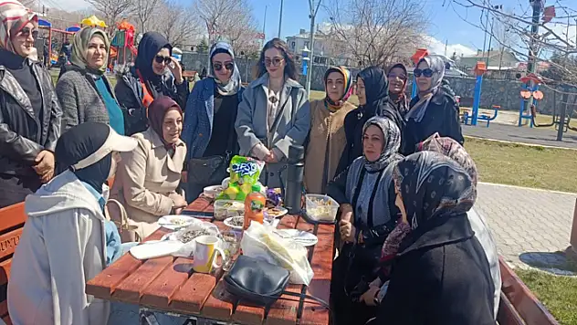 Kadın Kolları Başkanı Alpaslan, vatandaşlarla buluştu