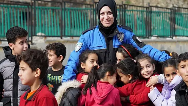 Kadın polis Hakkari'ye veda etti