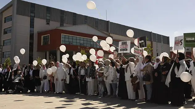 Kadınlar, ellerinde balonlarla yürüyerek İsrail'i protesto etti