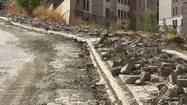 Kaldırımlarda bırakılan moloz yığınları tepkilere neden oldu