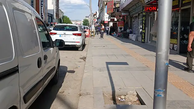 Kaldırımlardaki çukurlar tehlike saçıyor