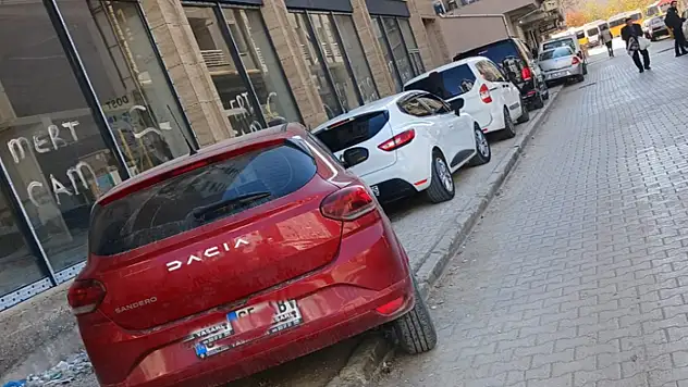 Kaldırımların otopark olarak kullanılmasına tepki