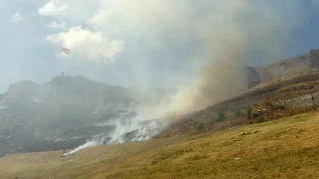 Kale eteklerinde korkutan anız yangını