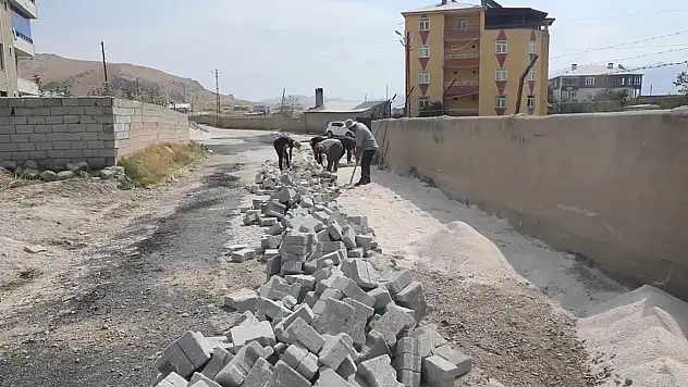 Kalecik Mahallesi'nde parke onarım çalışmalarını