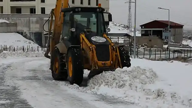 Kalecik Yeni TOKİ'de kar temizleme çalışması