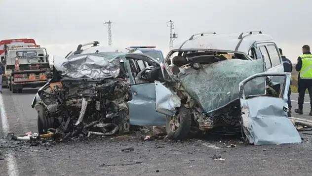 Kamyonet ile minibüs çarpıştı: 4 ölü